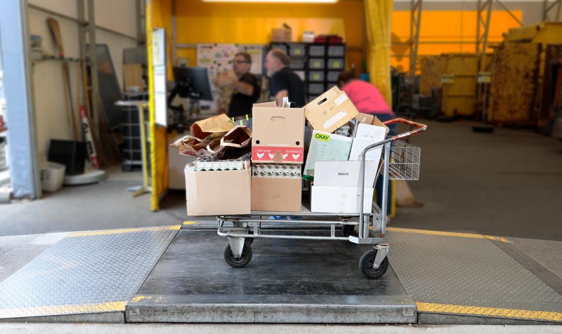 Abfall und Wertstoff wird auf einer Waage gewogen. Egal ob sie eine kleine, mobile Waage einsetzen oder eine grosse Fahrzeugwaage
